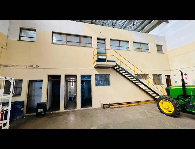 700M² WAREHOUSE TO LET IN LEA GLEN